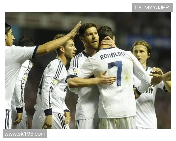 克罗斯在足球世界的传奇之路与未来展望：从天才少年到中场大师的成长历程